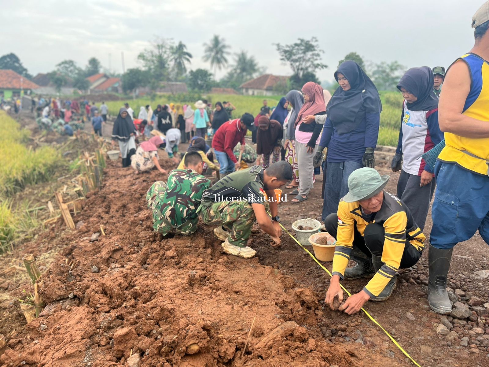 Gawat! Ema-ema Turun ke Jalan, Ikut Gotong Royong Pengerasan Jalan TMMD